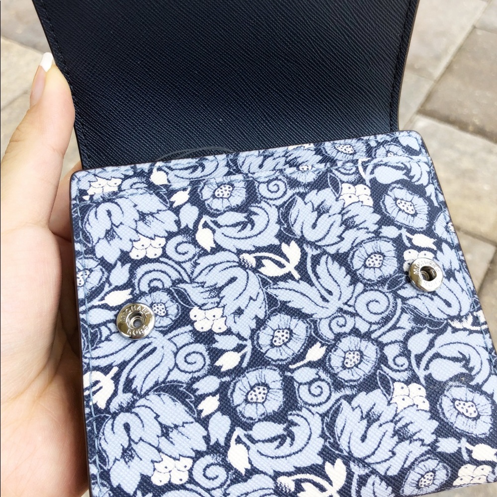 Gaby’sBags👜💕- Michael Kors Trifold Wallet Floral - Picture 2 of 6